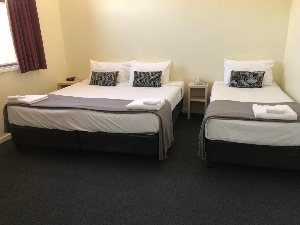 Standard Triple room Miami Hotel Melbourne