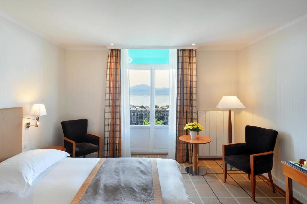 Standard Doppel Zimmer mit Seeblick Hôtel de la Paix Lausanne