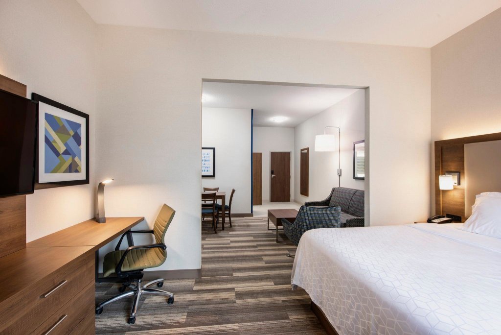 Номер Deluxe Holiday Inn Express & Suites Saskatoon, an IHG Hotel