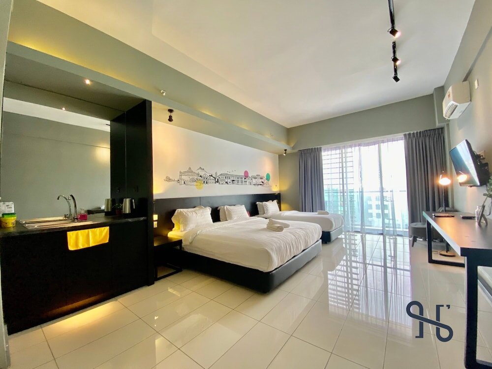 Standard Dreier Zimmer mit Balkon Homesuite' Home at Aeropod SOVO