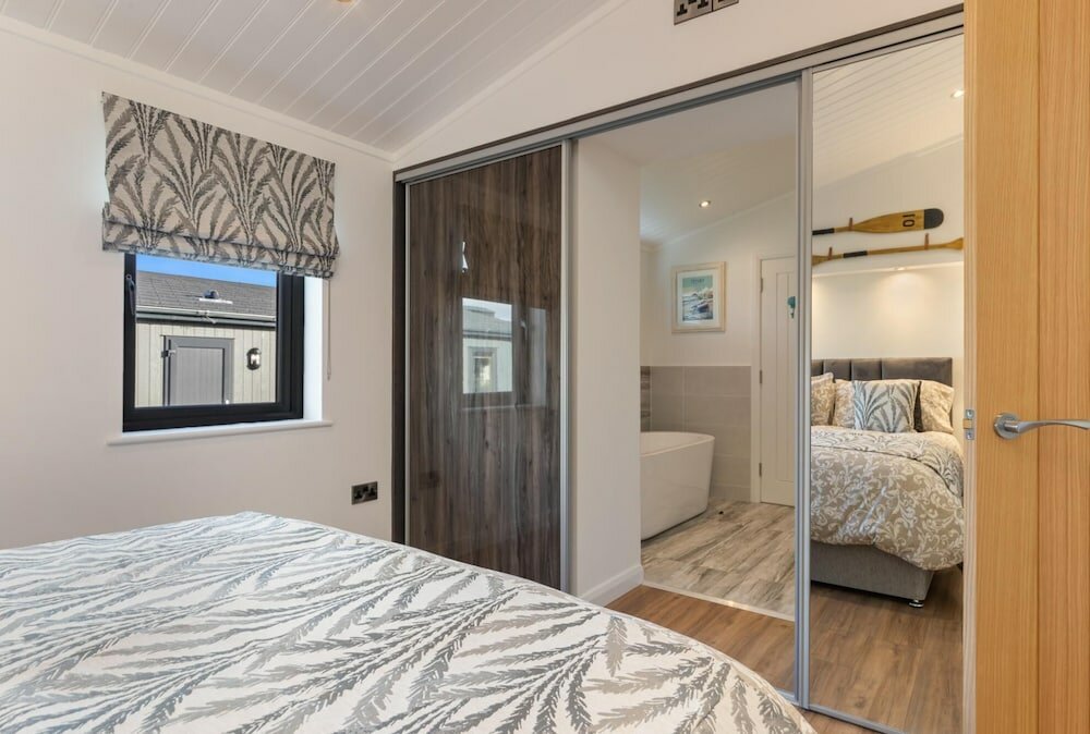 Апартаменты Hiraeth - Luxury Lodge with Hot Tub, Close to Beach