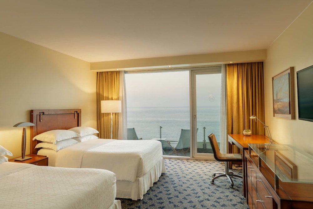 Четырёхместный номер Deluxe с балконом и с красивым видом из окна Sheraton Miramar Hotel & Convention Center