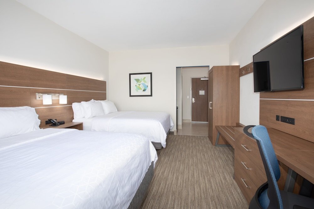 Четырёхместный номер Standard Holiday Inn Express & Suites - Goodland I-70, an IHG Hotel