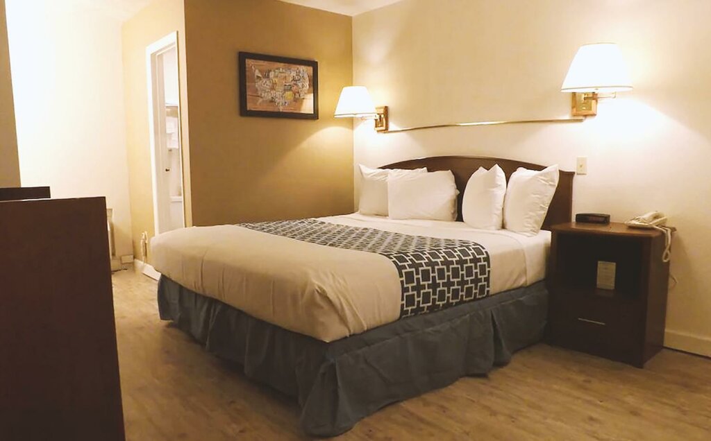 Comfort room Coratel Inn & Suites