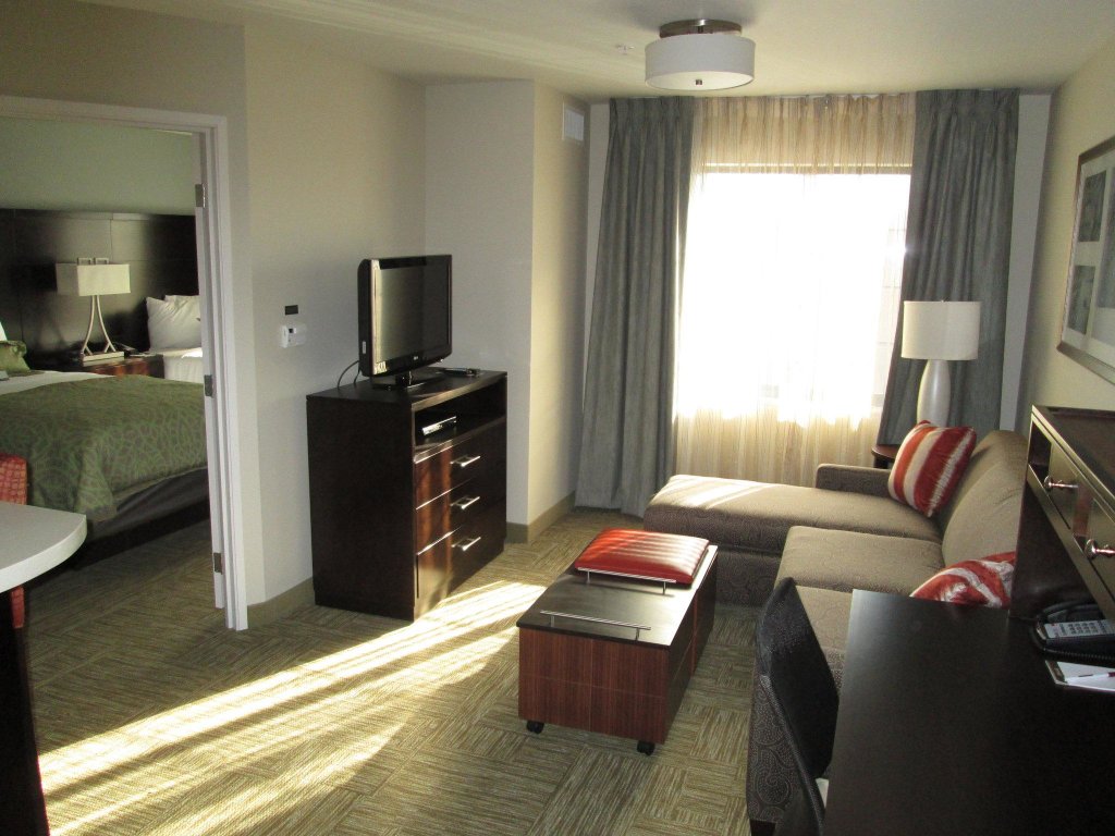 Deluxe room Staybridge Suites Bowling Green, an IHG Hotel