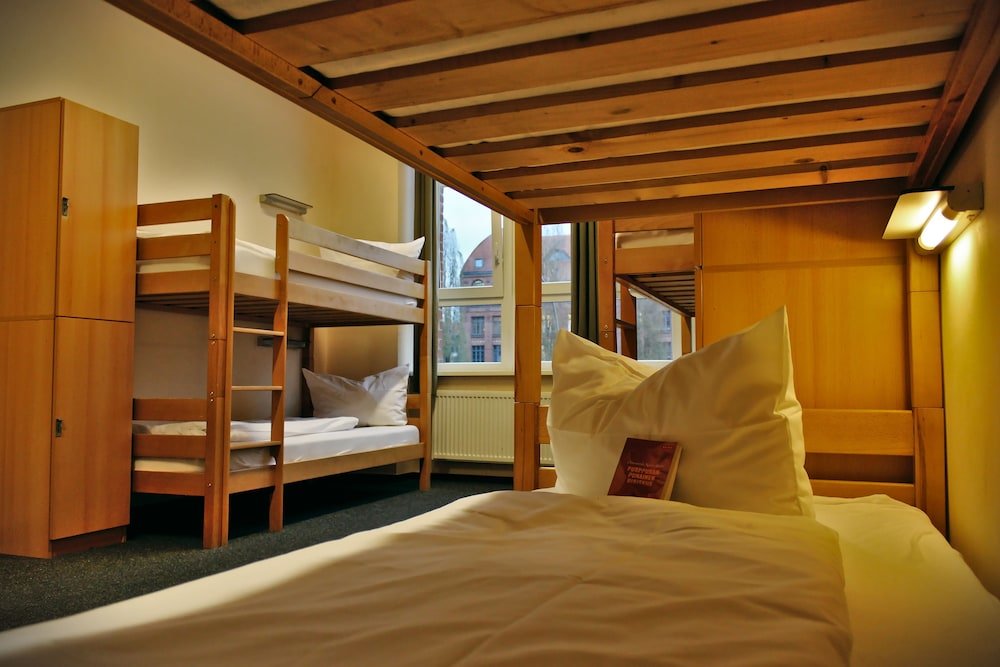 Кровать в общем номере с 6 комнатами Industriepalast Berlin