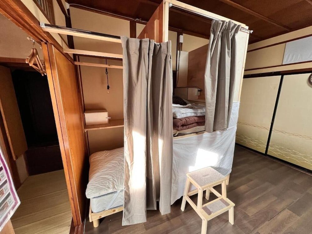 Кровать в общем номере Murasaki Ryokan