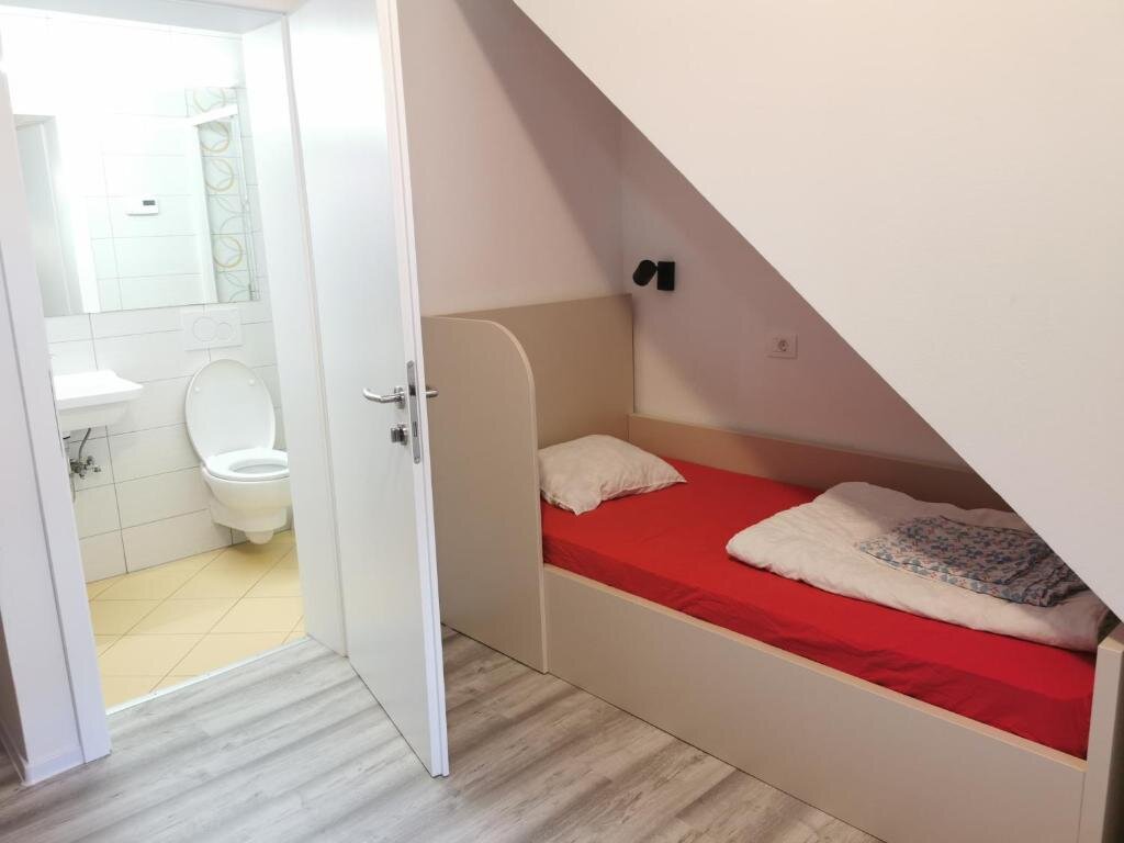 Кровать в общем номере (женский номер) Most Hostel