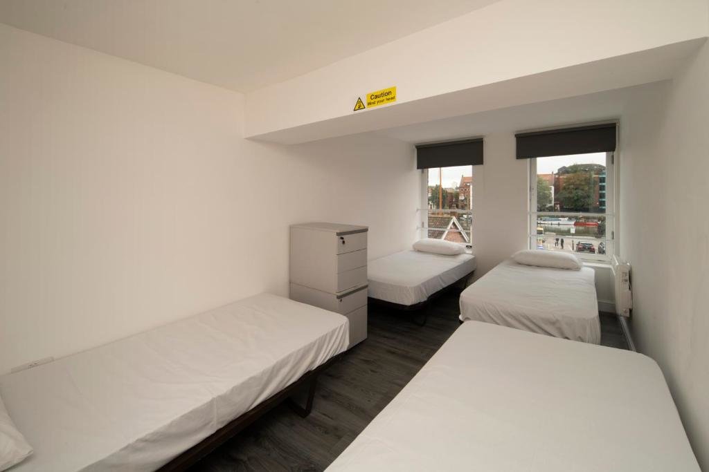 Кровать в общем номере (мужской номер) Harbourside Hostel Bristol