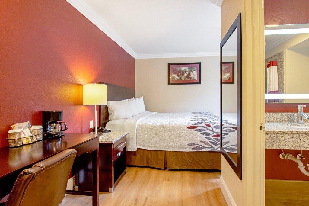 Люкс Red Roof Inn & Suites Monterey