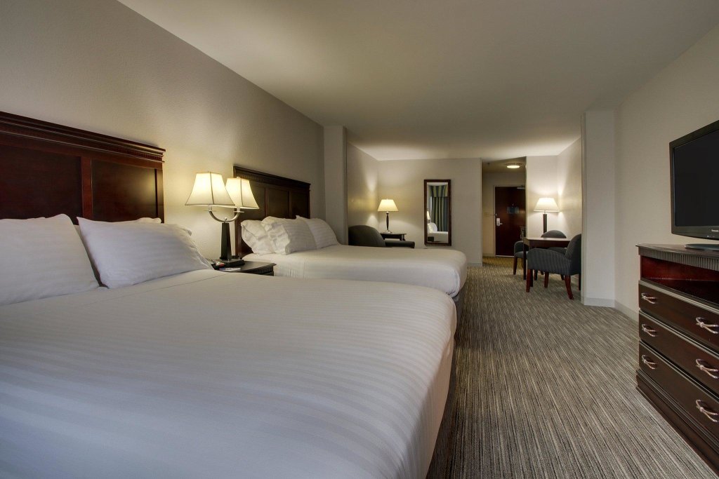 Четырёхместный люкс Holiday Inn Express Hotel & Suites Middleboro Raynham, an IHG Hotel