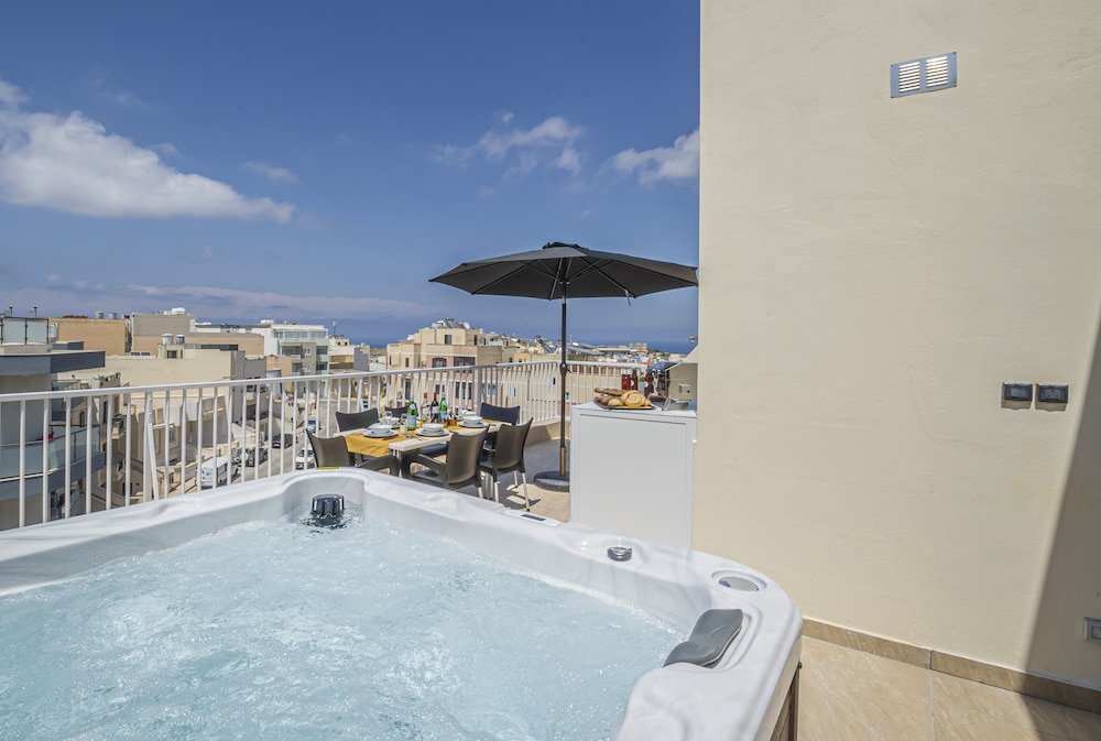 Apartamento Summer Breeze Penthouse with large Terrace and Hot Tub by Getaways Malta