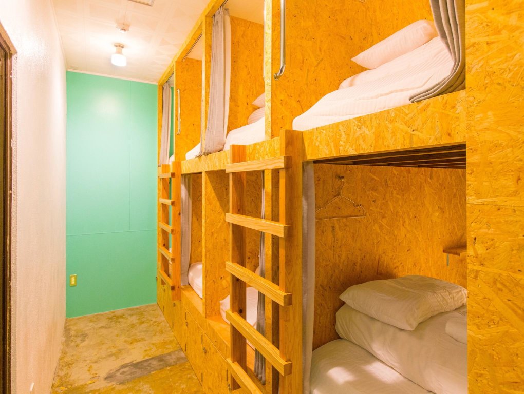 Кровать в общем номере Seawall Hostel
