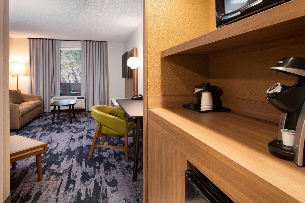 Двухместный люкс c 1 комнатой Fairfield Inn & Suites by Marriott Charleston