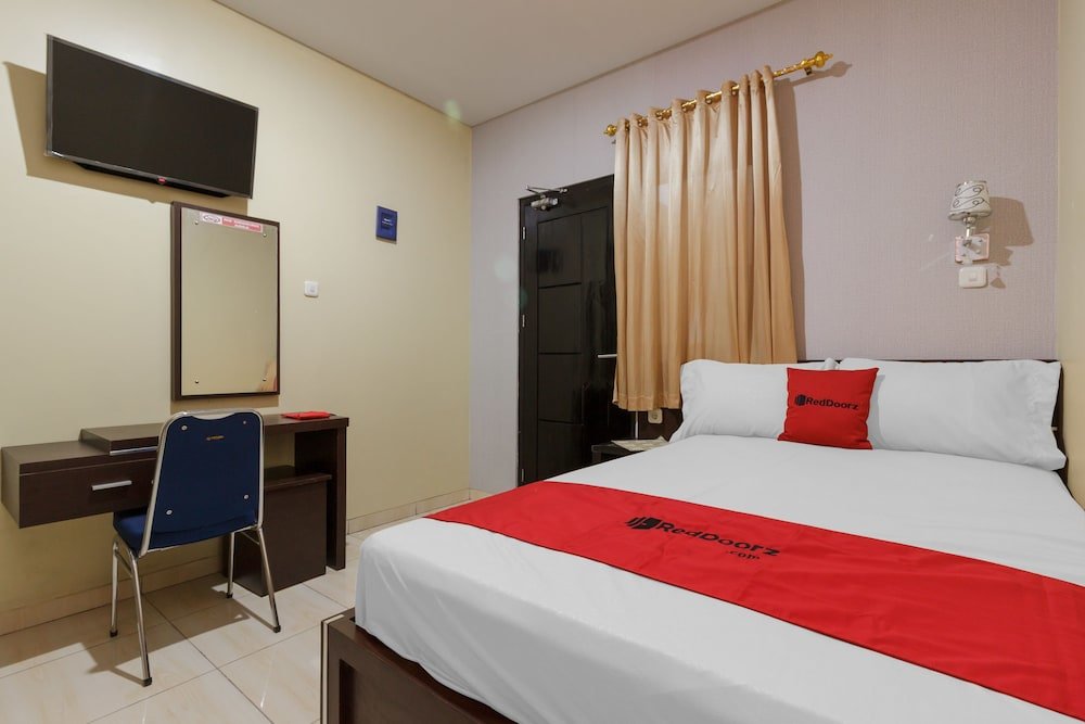 Standard Double room RedDoorz Plus near Pantai Malalayang Manado