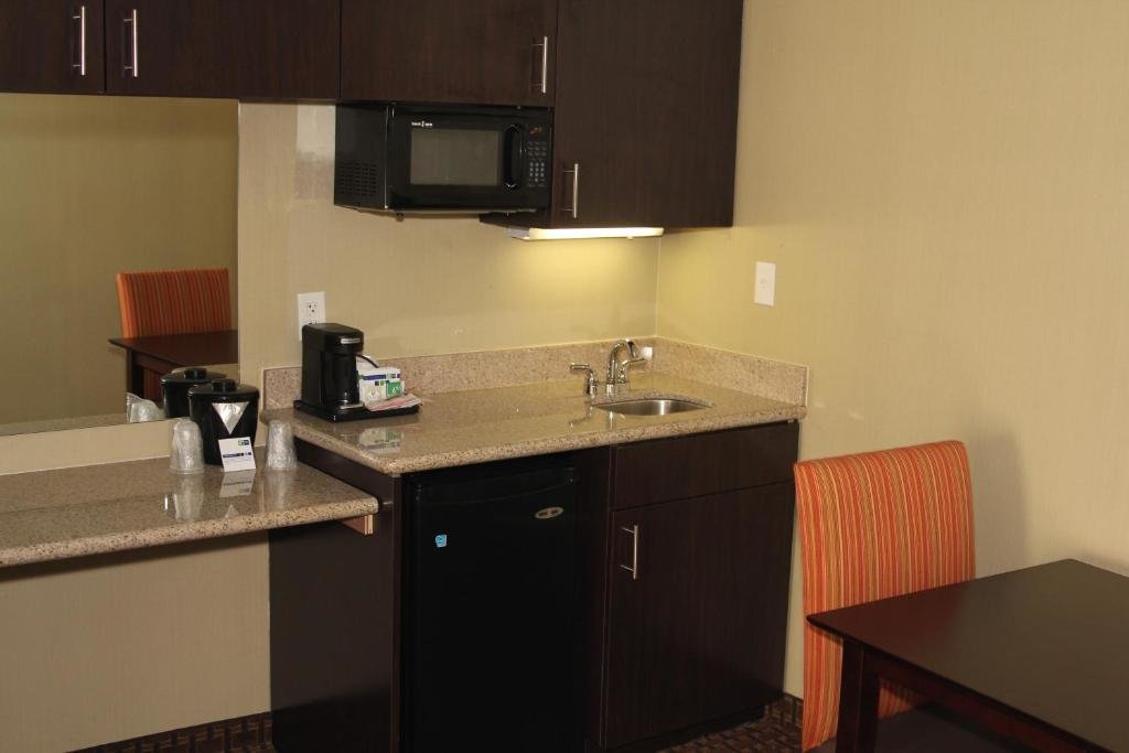 Двухместный люкс c 1 комнатой Holiday Inn Express Hotel & Suites Indianapolis W - Airport Area, an IHG Hotel