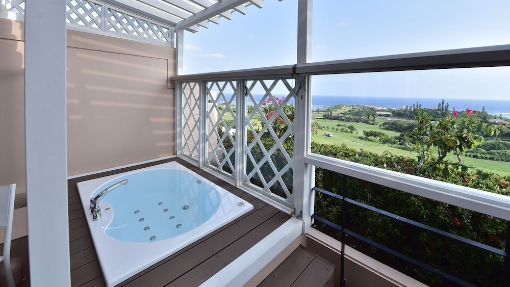 Люкс с балконом Shigira Bayside Suite Allamanda
