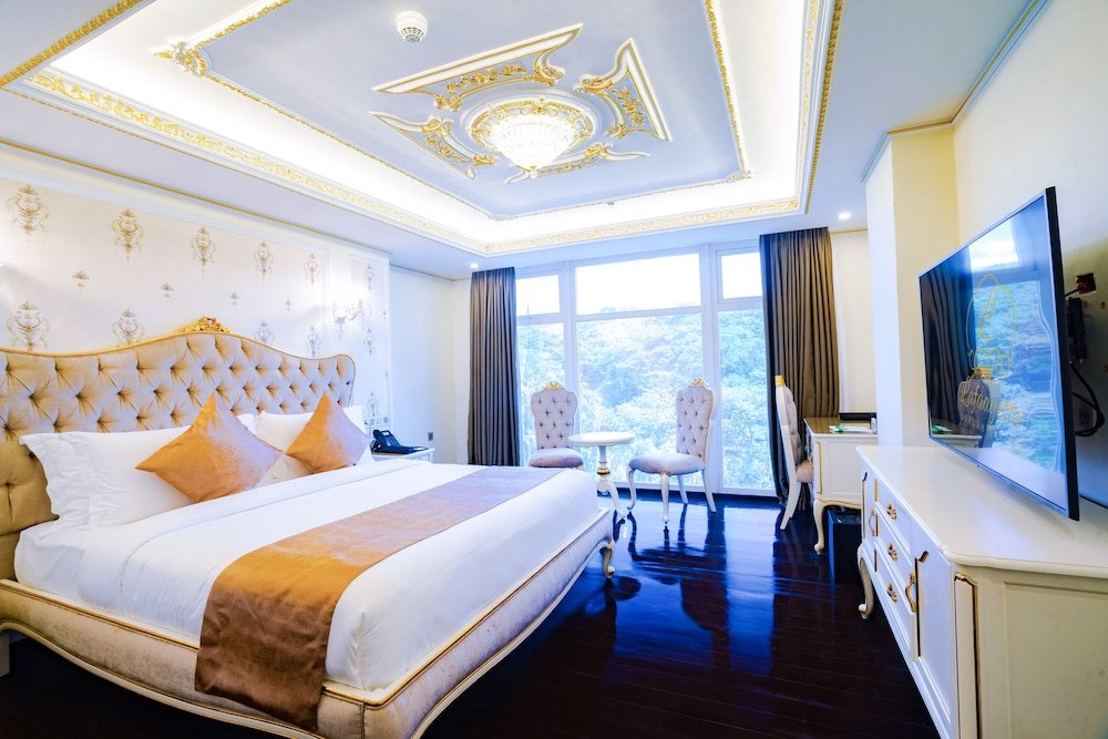 Deluxe Double room with garden view Lafaayette Luxury Suites Baguio