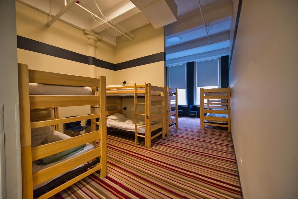 Кровать в общем номере (мужской номер) HI Chicago Hostel