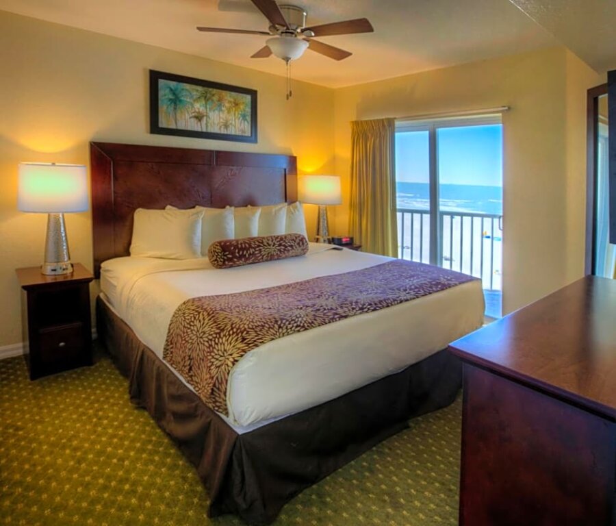Люкс с 2 комнатами с видом на залив Sunset Vistas Two Bedroom Beachfront Suites