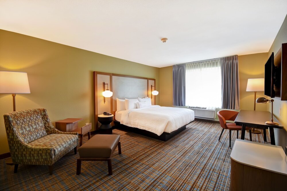 Четырёхместный люкс Fairfield Inn & Suites by Marriott Milwaukee North