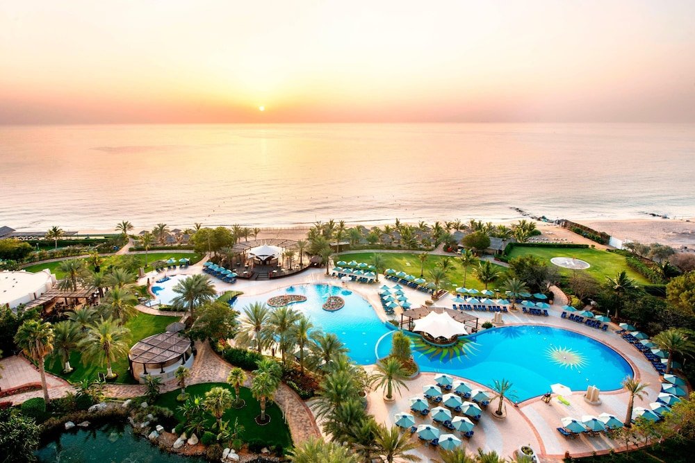 Двухместный клубный номер Deluxe с балконом Le Meridien Al Aqah Beach Resort