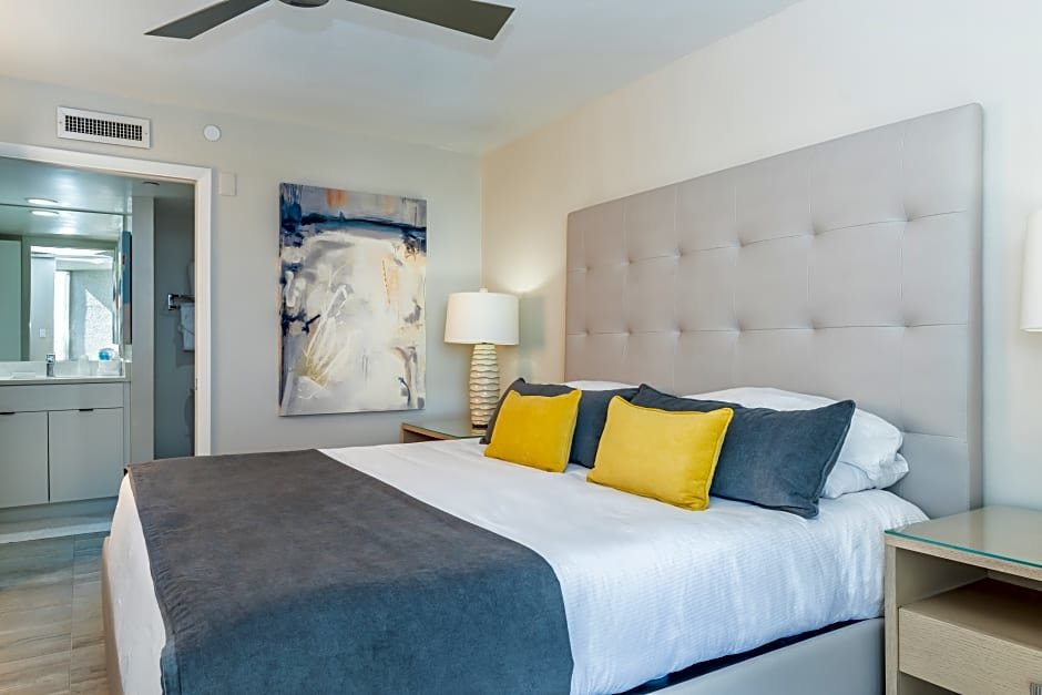 1 Bedroom Deluxe room beachfront Diamond Head Beach Resort