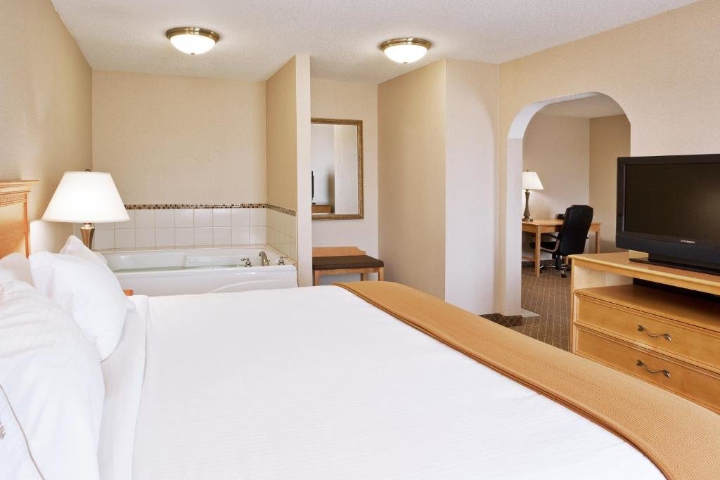 Двухместный люкс c 1 комнатой Holiday Inn Express Hotel & Suites Chesterfield - Selfridge Area, an IHG Hotel