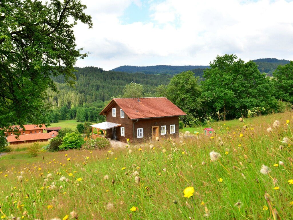Коттедж Detached holiday house in the Bavarian Forest in a very tranquil sunny setting