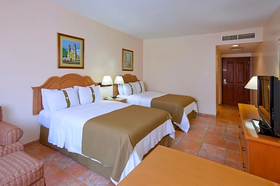 Четырёхместный номер Standard с видом на бассейн Holiday Inn Ciudad Del Carmen, an IHG Hotel