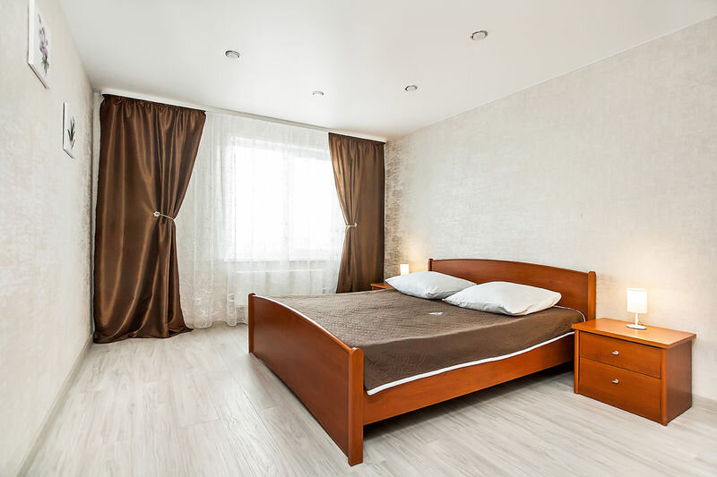 Кровать в общем номере с 2 комнатами Квартирное бюро ИзиРент (EasyRent) на ул. Революционная, д. 13А
