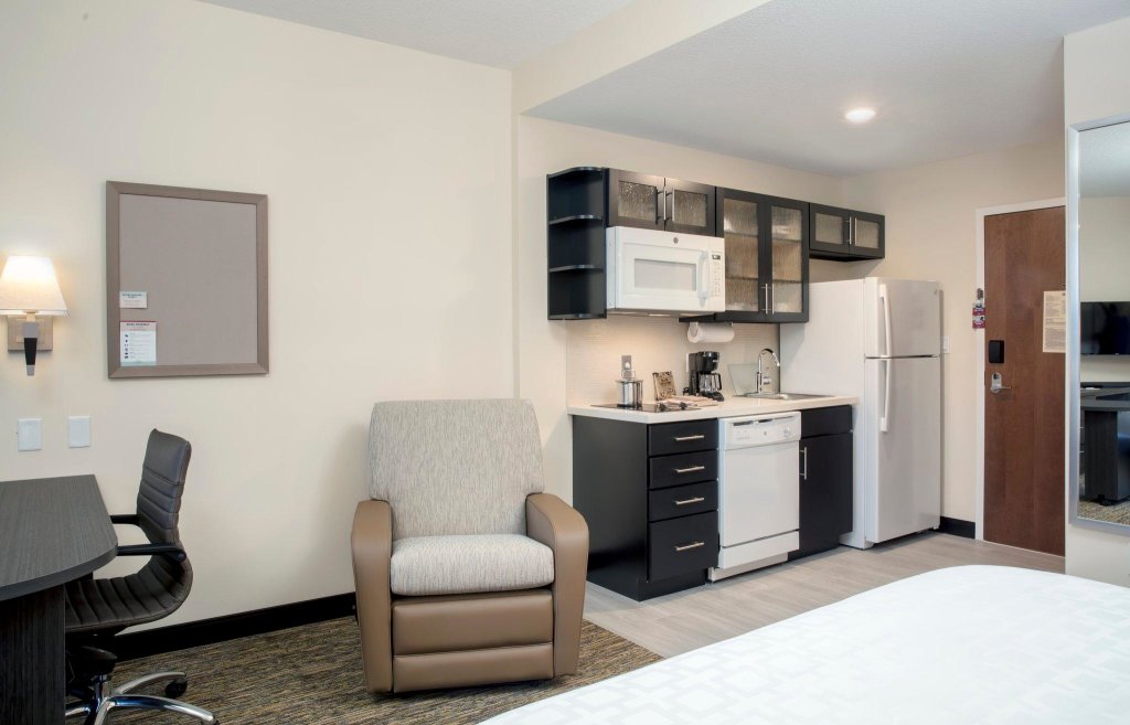 Vierer Suite Candlewood Suites Miami Exec Airport - Kendall, an IHG Hotel