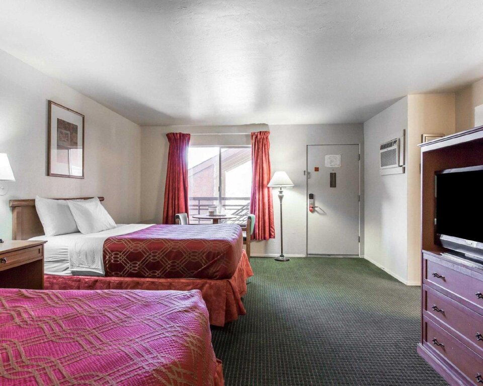 Четырёхместный номер Standard Econo Lodge Inn & Suites Durango