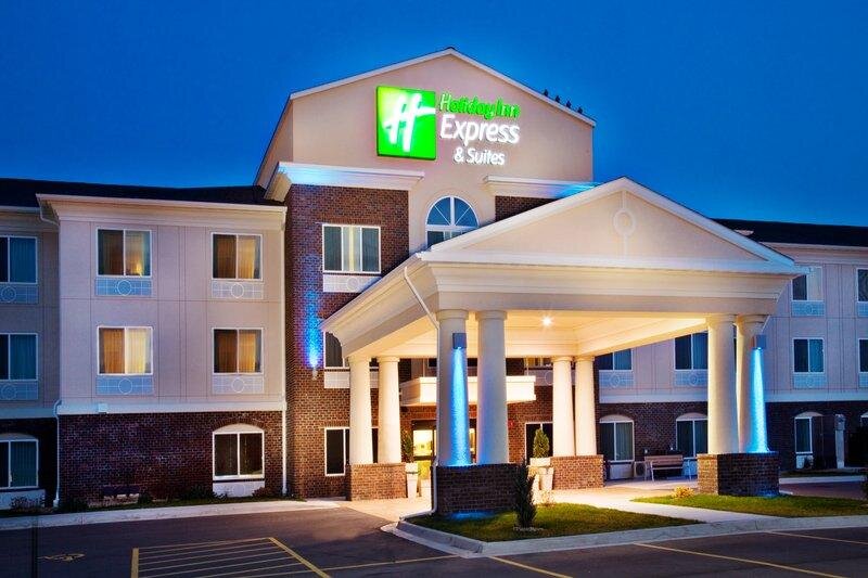 Кровать в общем номере Holiday Inn Express Hotel & Suites - Dubuque West, an IHG Hotel