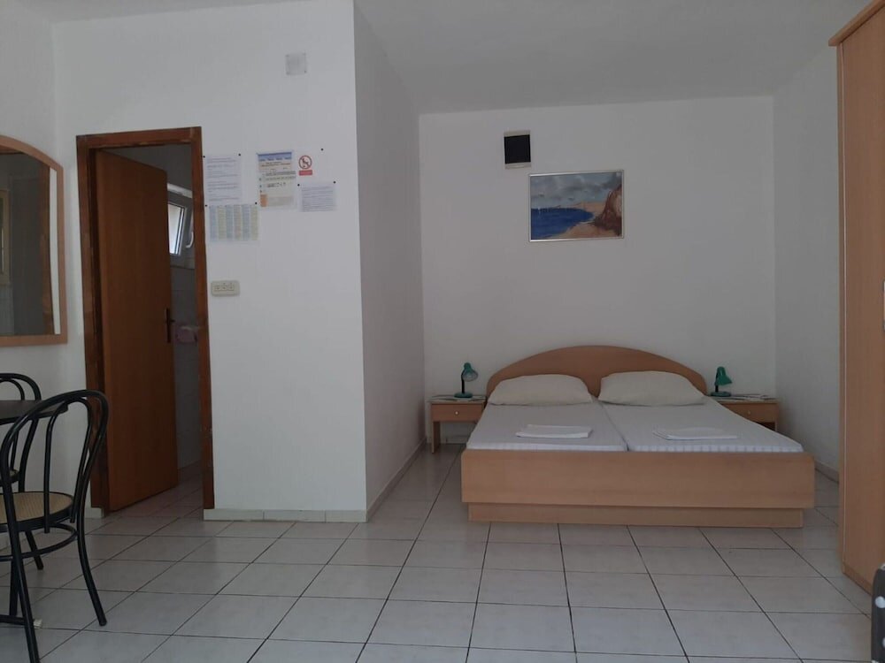 Апартаменты с балконом Relaxing Apartment in Okrug Gornji near Mavarstica Beach