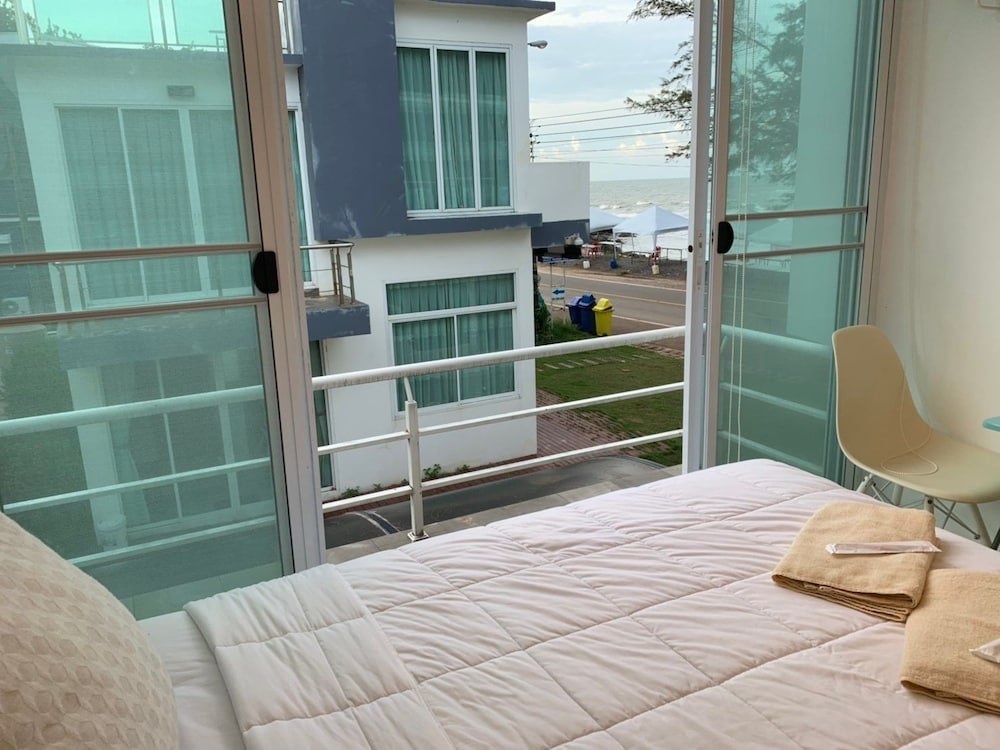 Habitación triple Estándar con balcón Khung Wimarn Beach Home
