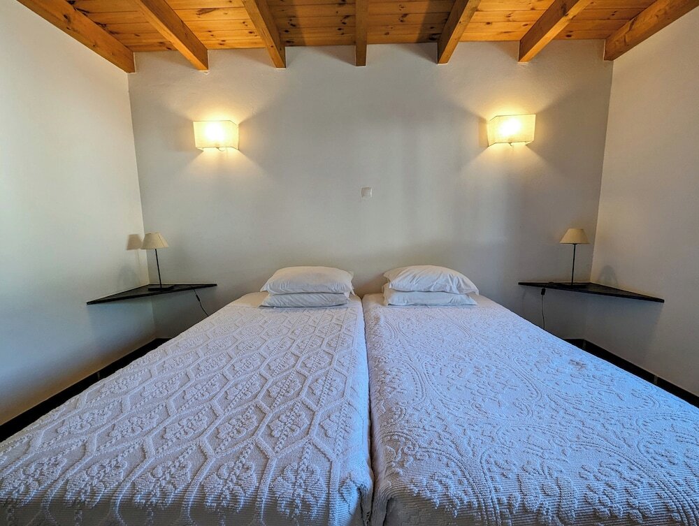 1 Bedroom Family Attic Apartment with garden view Monte Carvalhal da Rocha