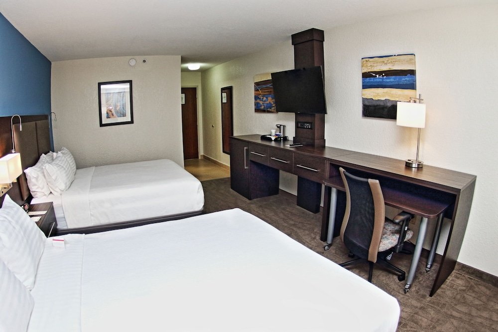 Четырёхместный номер Standard с видом на закат Holiday Inn Mayaguez & Tropical Casino, an IHG Hotel