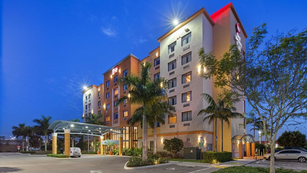 Кровать в общем номере Best Western Plus Miami Executive Airport Hotel and Suites