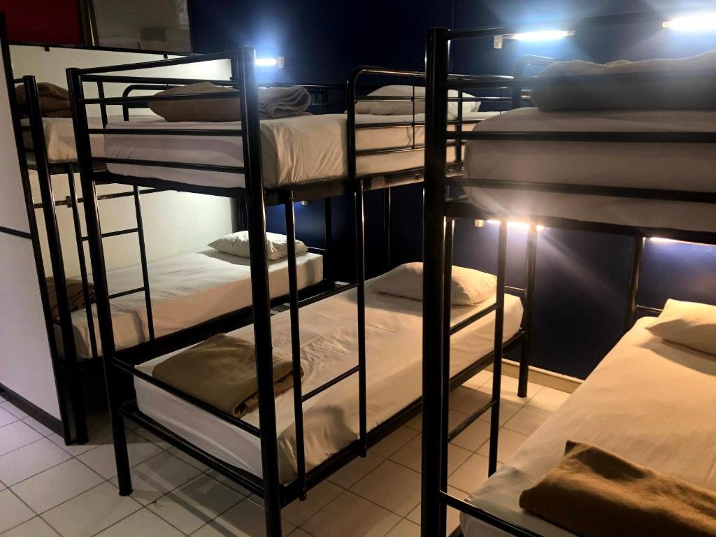 Кровать в общем номере (женский номер) Smugglers Cove Beach Resort & Hotel