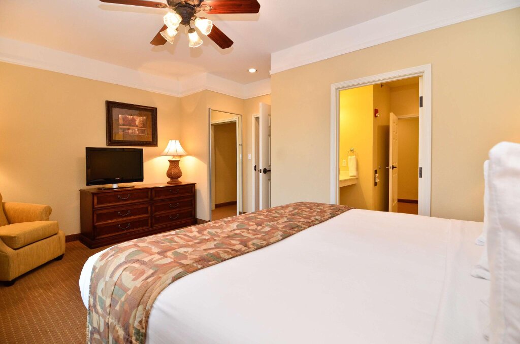 Двухместный люкс с 2 комнатами BEST WESTERN PLUS Monica Royale Inn & Suites