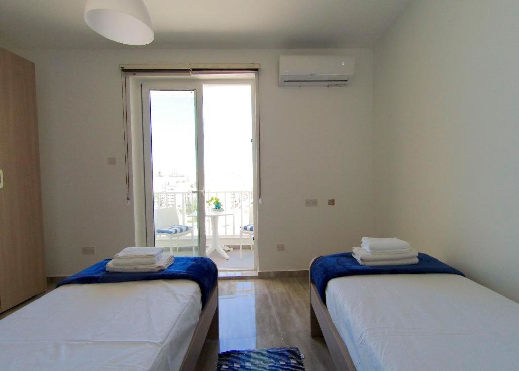 Standard Zimmer F11-3 Room 2 single beds shared bathroom in shared Flat