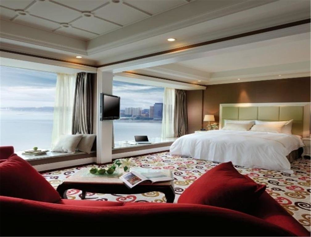 Deluxe room with sea view Grand Bay Hotel Zhuhai