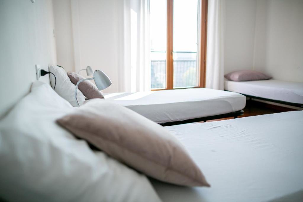 Кровать в общем номере B&B Best Hostel Milano