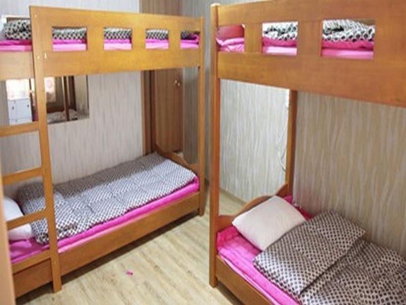 Кровать в общем номере (мужской номер) Jeju Airport Guesthouse