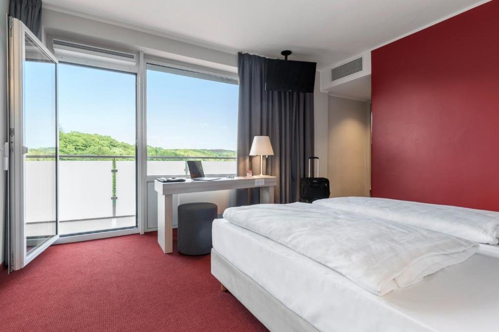 Standard Single room with lake view Serways Hotel Remscheid