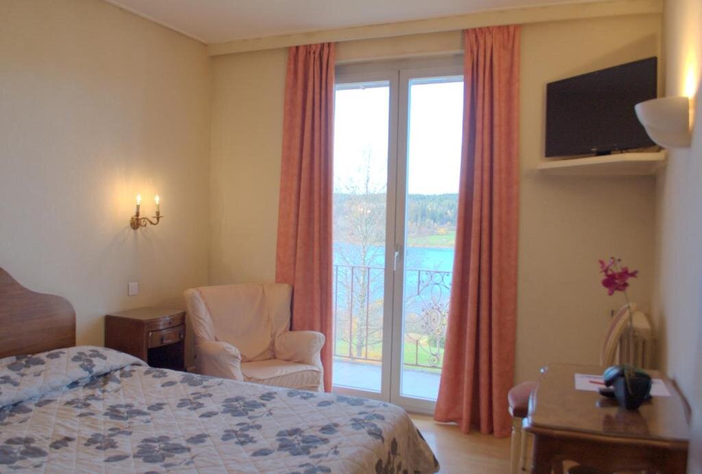 Standard Double room with balcony Hôtel-Restaurant Le Lac