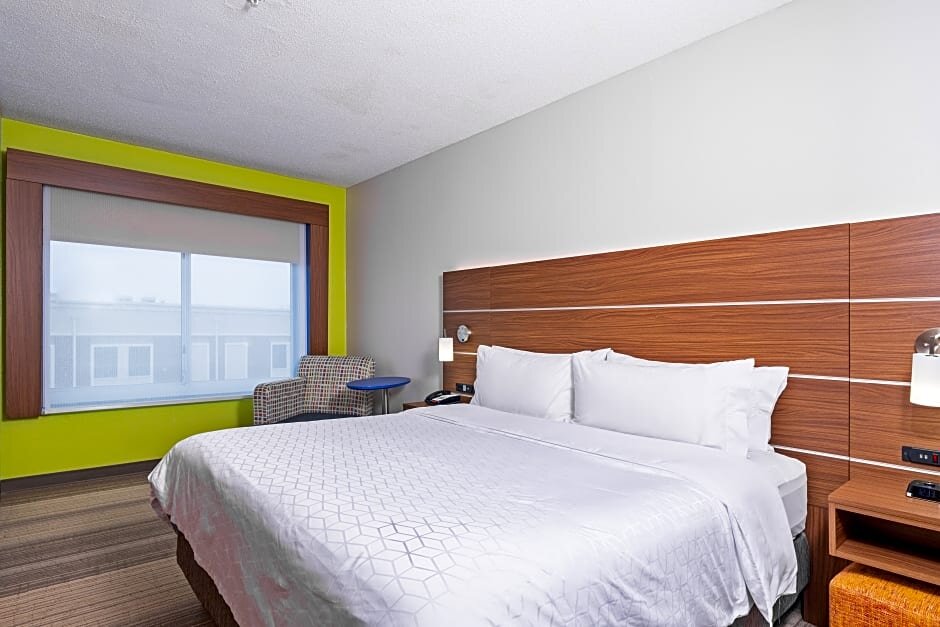 Двухместный люкс c 1 комнатой Holiday Inn Express Hotel & Suites Woodbridge, an IHG Hotel