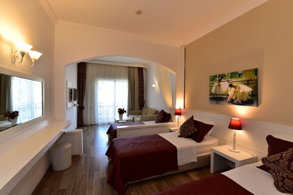 Standard triple chambre avec balcon Otıum Park Ayaz Aqua Beach Hotel