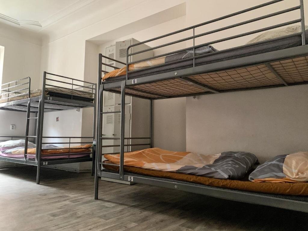 Кровать в общем номере с видом на улицу Hostel Fontána